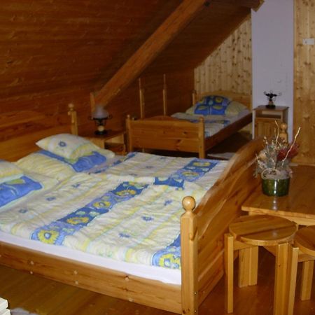 Nitt Pince Es Panzio Bed and Breakfast Kisharsány Buitenkant foto