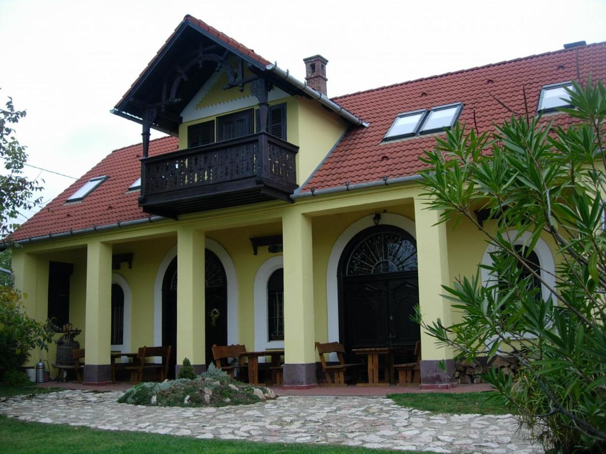 Nitt Pince Es Panzio Bed and Breakfast Kisharsány Buitenkant foto