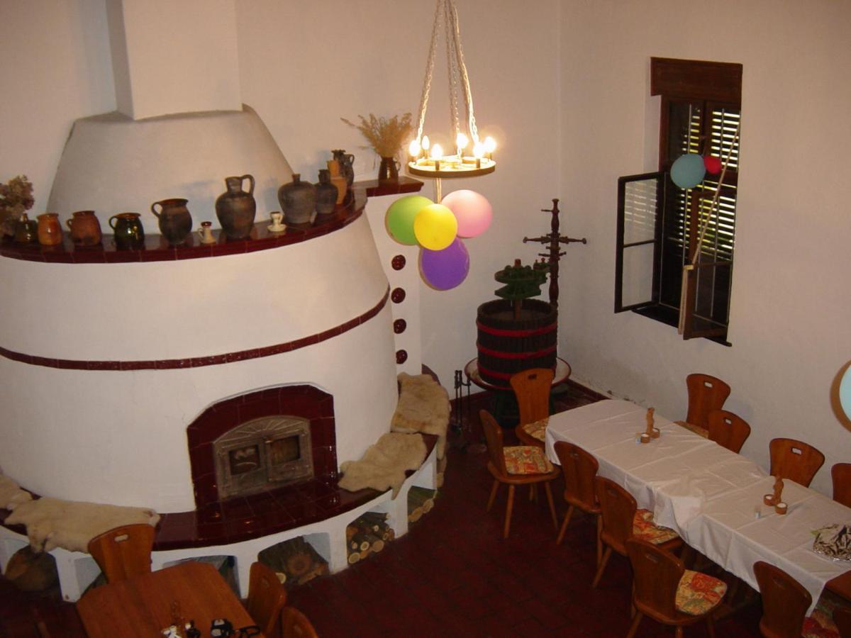Nitt Pince Es Panzio Bed and Breakfast Kisharsány Buitenkant foto