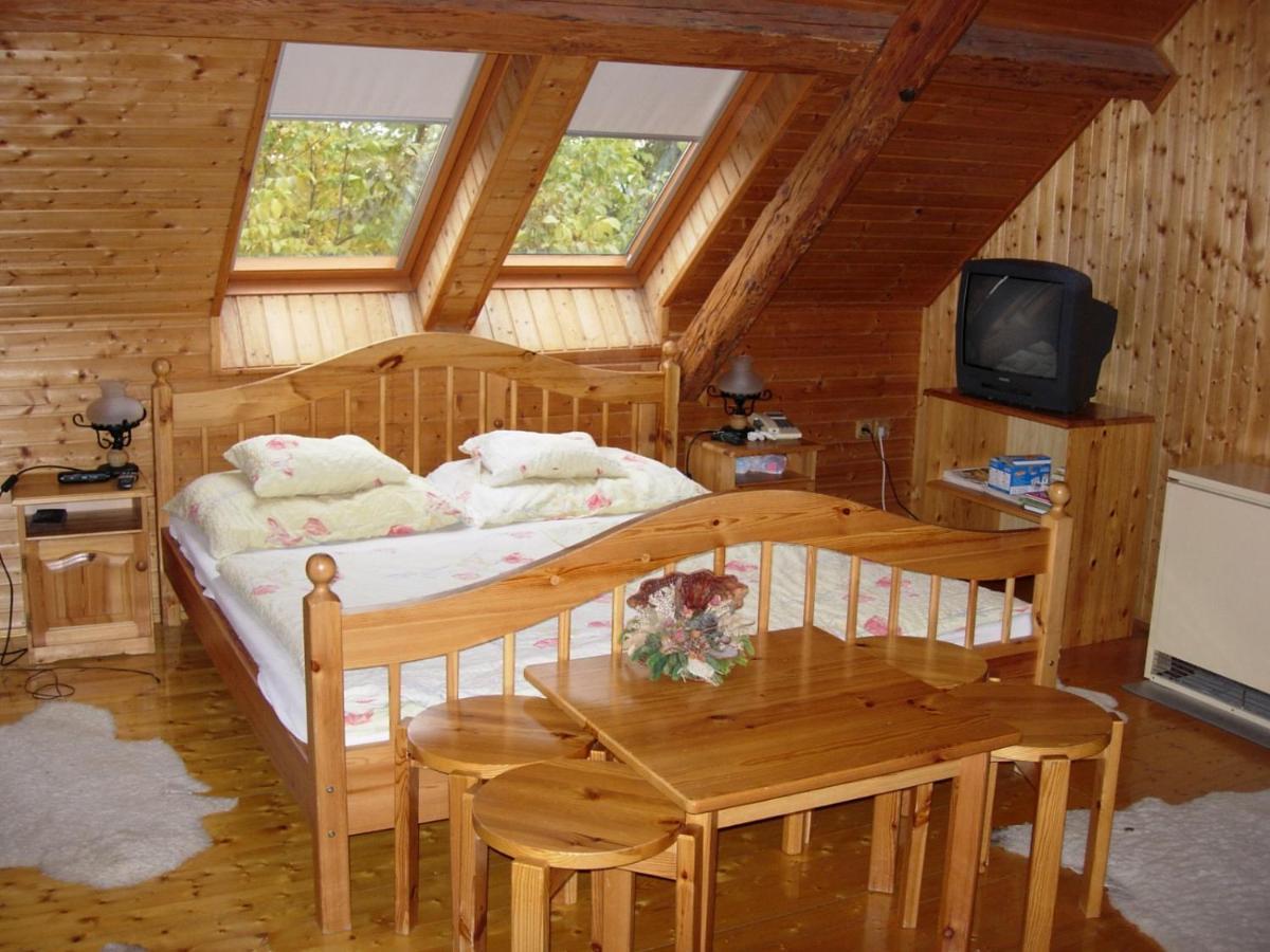 Nitt Pince Es Panzio Bed and Breakfast Kisharsány Buitenkant foto